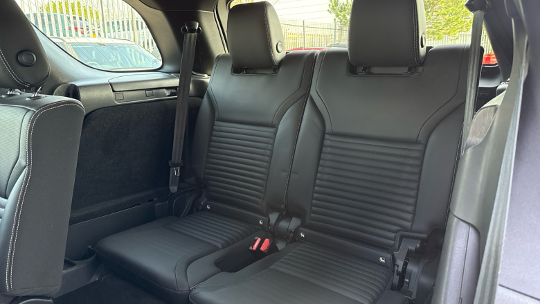 Land Rover Discovery 3.0 D300 Dynamic SE 5dr Auto Diesel Station Wagon